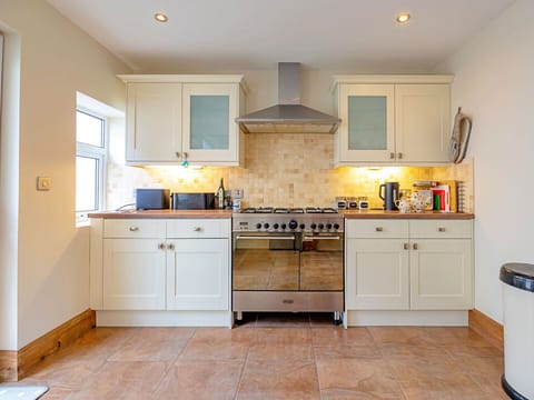 House, Cottage, Freezing, Village, Mountain Village, Resort, Snow, Winter, Alps