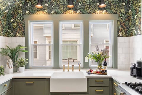 Sleek design meets everyday function for family meals 🥗