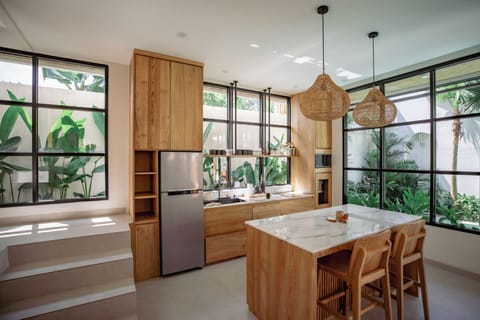 Fully equipped kitchen - induction hob, air-fryer, food processor & rice cooker.