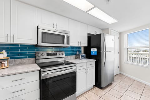 Cooking, takeout, or midnight snacks? The kitchen is equipped for anything!