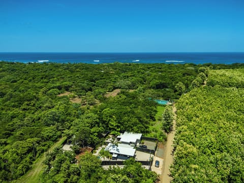 Bird-view - the house is walking distance to the beach