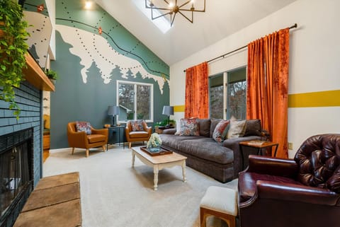 Apres-ski vibes- relax in our cozy living room by the fire place.