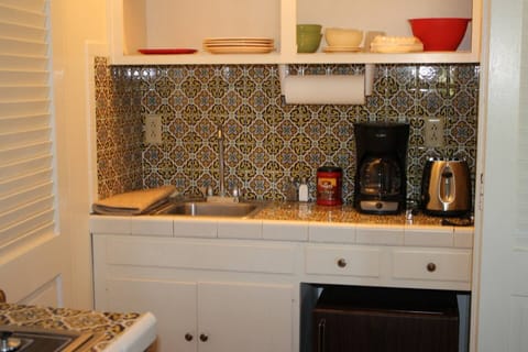 Kitchenette in Apache Cottage (1)