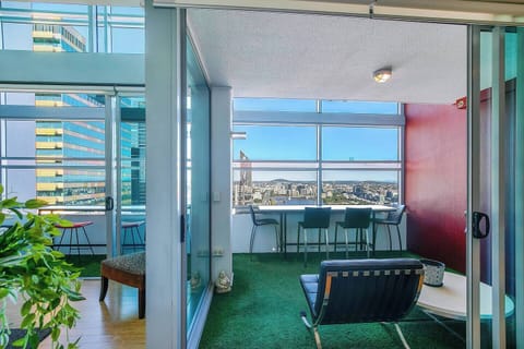 Framing jaw-dropping views over the river, this apartment seamlessly blends indoor and outdoor living spaces.
