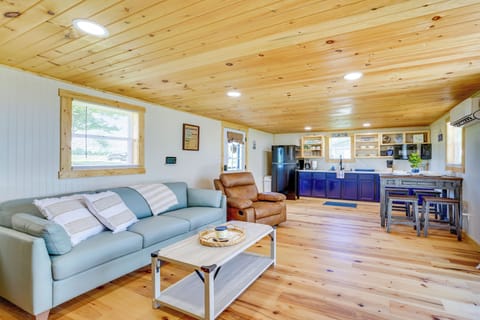 Living Room | Free WiFi | Smart TV | Central A/C | Queen Sleeper Sofa