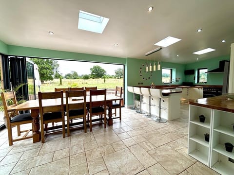 Dining / Restaurant