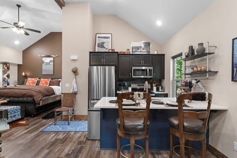 Full Kitchen, Bar Seating