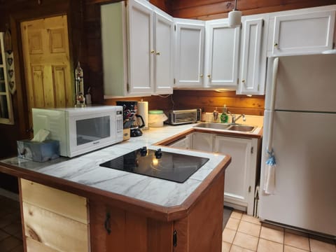 Kitchenette: stovetop, microwave, fridge, air fryer, coffee pot, and dishwasher