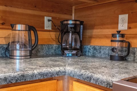 Your morning ritual just got better! Enjoy a fresh cup of tea or coffee with our drip coffee maker and French press.