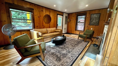 Living room w/queen sofa sleeper