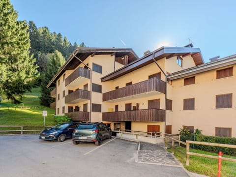 Building, Window, Residential Area, House, Home, Facade, Town, Neighbourhood, Architecture, Apartment