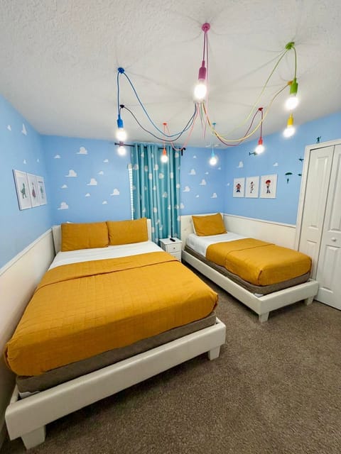 Toy Story Room - Sleeps 3
1 Queen + 1 Twin