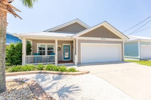 Welcome to our charming beach home, The Calm Palm!! 