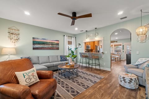 Plenty of seating for 8! 