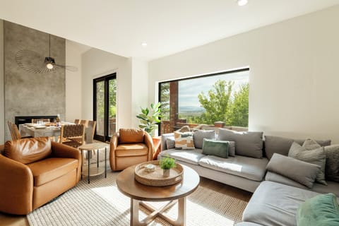 Open Concept, Fully Remodeled Bear Hollow Home