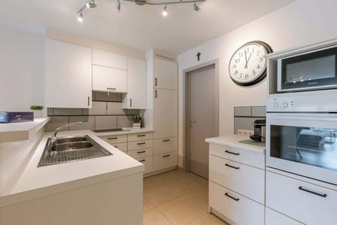 Modern Kitchen with Oven, Microwave & Cooktop
