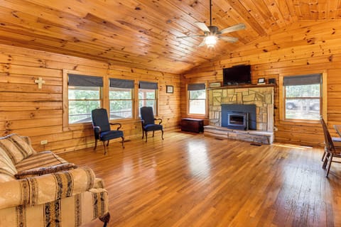 Toccoa Vacation Rental | 3BR | 3BA | Step-Free Entry | 3,000 Sq Ft