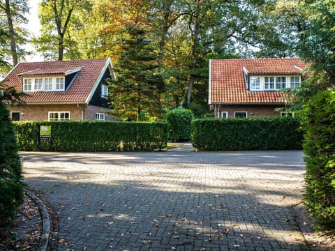 Shrub, Driveway, Garden, Cottage, Shade, Sidewalk, Walkway, Hedge, Landscaping, Brick