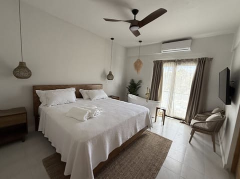 Bedroom, soaking tub