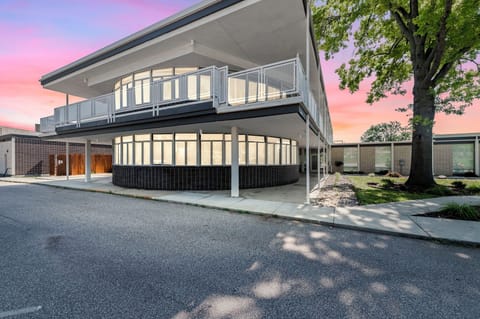 Located at JP2 near campus, perfect for students, traveling nurses, and workers.