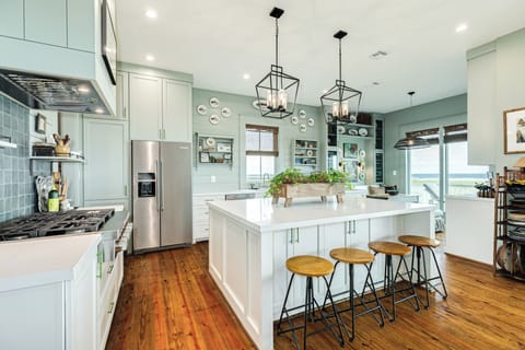 Additional seating for 4 more at the adjacent breakfast bar