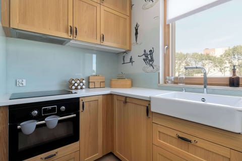 The kitchen's modern amenities ensure a comfortable stay.
