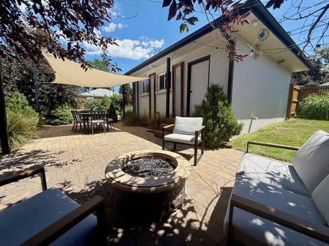 Large private yard with table for 6, fire pit, sunshade, dog run & garden boxes 