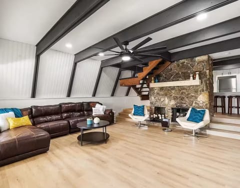 Large living room with plenty of seating