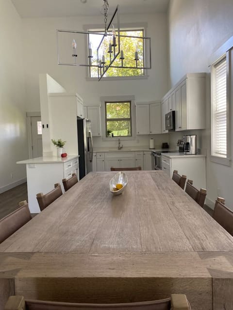 Open Concept Kitchen & Dining Table