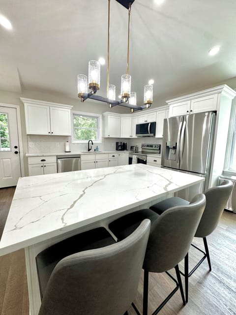 Modern Kitchen with all the amenities. Fully stocked.