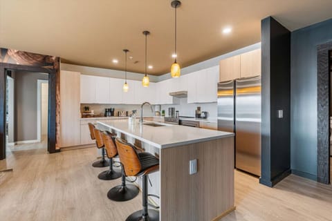 Fully equipped kitchen with a large island – perfect for entertaining or casual meals