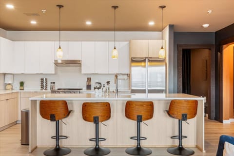 Fully equipped kitchen with a large island – perfect for entertaining or casual meals