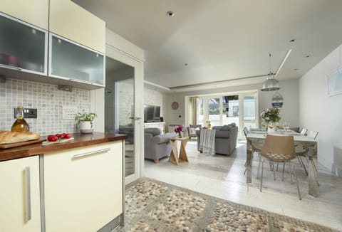 7 Pentire Rocks, Polzeath: Kitchen, dining and sitting area