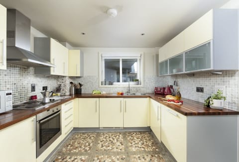 7 Pentire Rocks, Polzeath: The kitchen is superbly equipped for your stay