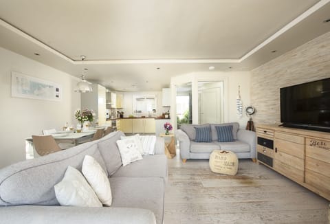 7 Pentire Rocks, Polzeath: The open-plan design is light and spacious