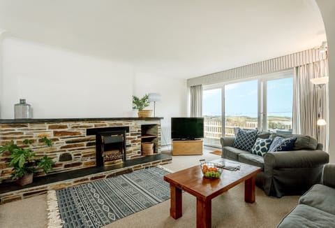 Boskenna, Boscastle: A roomy living area where you can relax and enjoy coastal scenery.