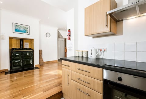 Bay View, Port Isaac: A traditional AGA providing gentle warmth and the perfect spot for preparing tasty meals.