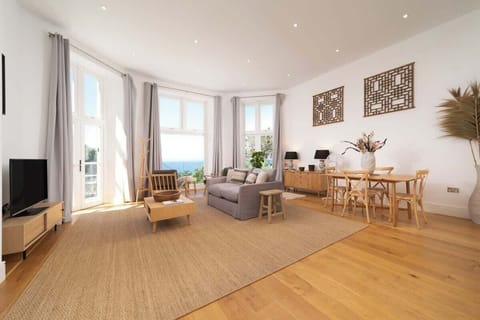 Eat together with stunning views from the floor to ceiling bay windows.