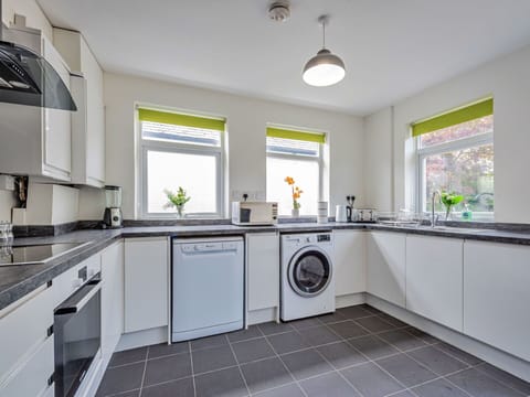 Major Appliance, Interior Design, Flooring, Kitchen Appliance, Kitchen, Washing Machine, Ceiling, Floor, Countertop, Home Appliance