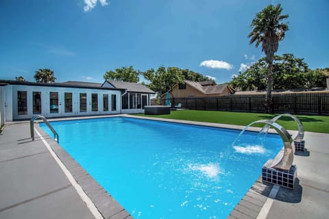 Backyard (Pool & Hot Tub - BBQ Grill Charcoal) 