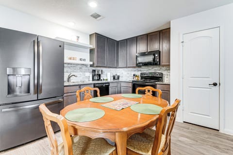 Dining Area | Dishware/Flatware Provided