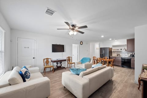 Living Room | Free WiFi | Central Heating & A/C | Smart TV