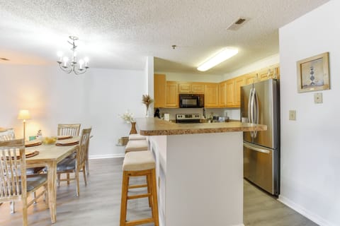 Kitchen | Breakfast Bar w/ Seating | Keurig Coffee Maker | Dishwasher