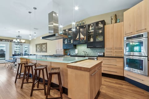 Third Floor - Stools at Kitchen Bar for Quick Meals