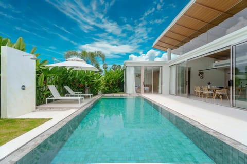 Swimming Pool, Sun Loungers, Sun Umbrellas, Property Building