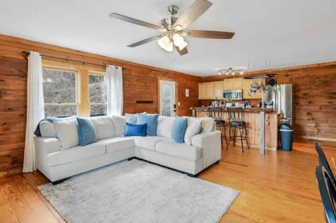Relax on the large plush sofa in the living room, perfectly situated and just a few steps away from the kitchen—ideal for lounging, chatting, and snacking!
