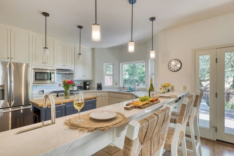 Casual dining made easy at the kitchen counter.