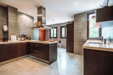 Shared fully equipped kitchen