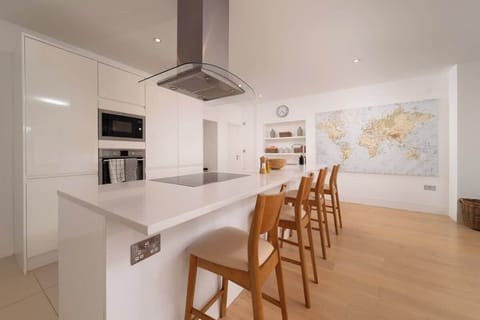 The breakfast bar is the perfect place to start your morning.