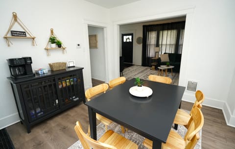 Dining for 6 open to living area